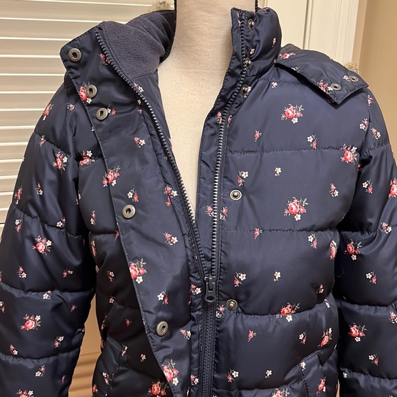 Gap Kids Puffer Jacket in Navy with a Hood - Picture 8 of 16